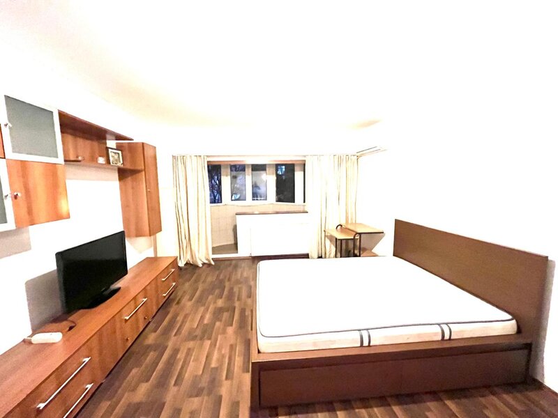 Vitan Mall, strada Vlad Judetu, gars. spatioasa, 42 mp utili.