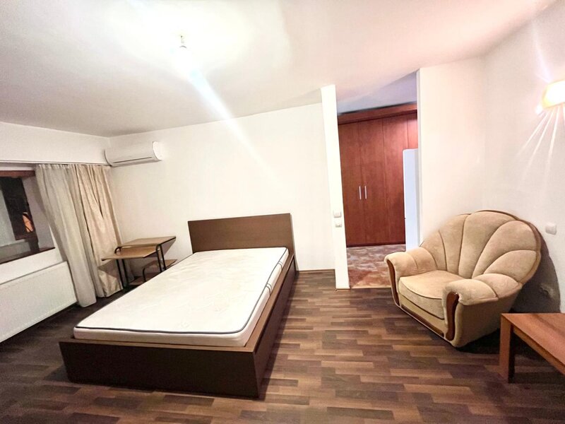 Vitan Mall, strada Vlad Judetu, gars. spatioasa, 42 mp utili.